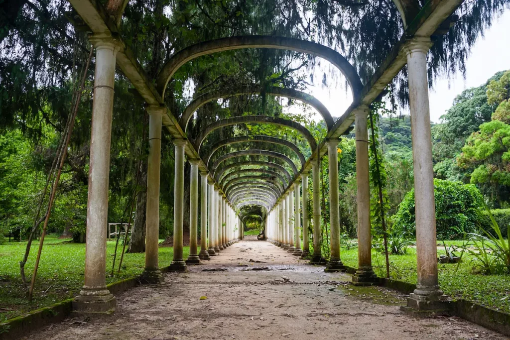 Arcos de concreto formam um caminho coberto por plantas no Jardim Botânico no Rio de Janeiro.