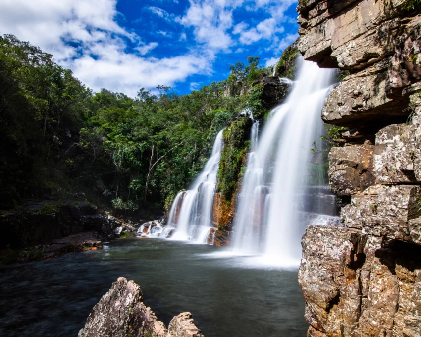 Imagem panorâmica da cachoeira Almécegas I, localizada na Chapada dos Veadeiros, no estado de Goiás, para ilustrar a matéria sobre o que fazer em Goiás