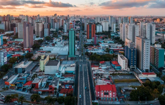 Imagem aérea da Avenida São Pedro, localizada em Santo André, São Paulo, para ilustrar a matéria sobre o que fazer em Santo André