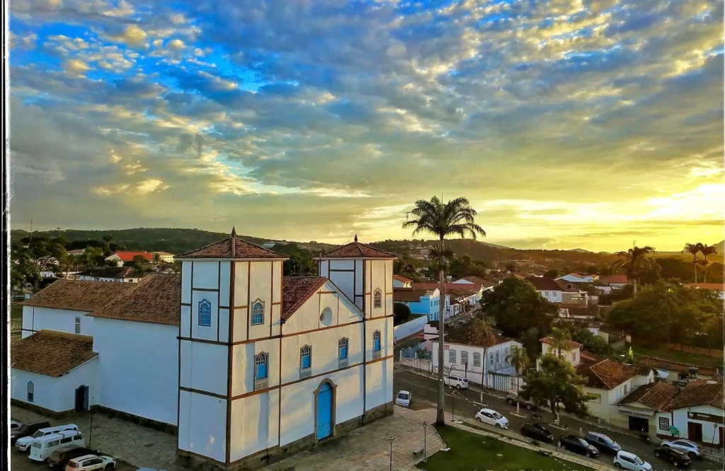 Imagem aérea da igreja de Pirenópolis, localizada no centro da cidade