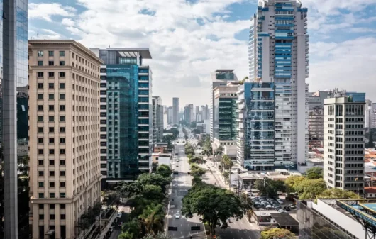 Foto que ilustra matéria sobre bairros nobres mostra uma visão do alto da Vila Olímpia, em São Paulo (Foto: Shutterstock)