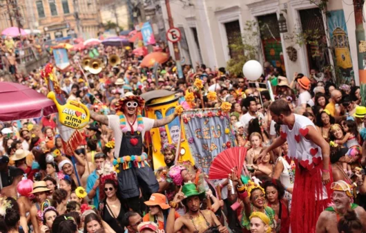 Foto que ilustra matéria sobre Carnaval de rua mostra uma panorâmica do cortejo do bloco Céu na Terra, com uma rua do bairro de Santa Teresa, no Rio de Janeiro, lotada de foliões (Foto: Gabriel Monteiro/Riotur)
