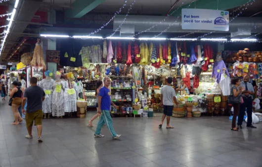 Foto que ilustra matéria sobre o Mercadão de Madureira mostra algumas lojas do interior do estabelecimeto com pessoas circulando (Crédito: Shutterstock)