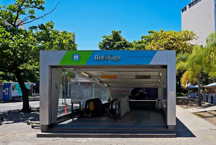 Foto que ilustra matéria sobre o Metrô Botafogo mostra a entrada da estação (Foto: Shutterstock)