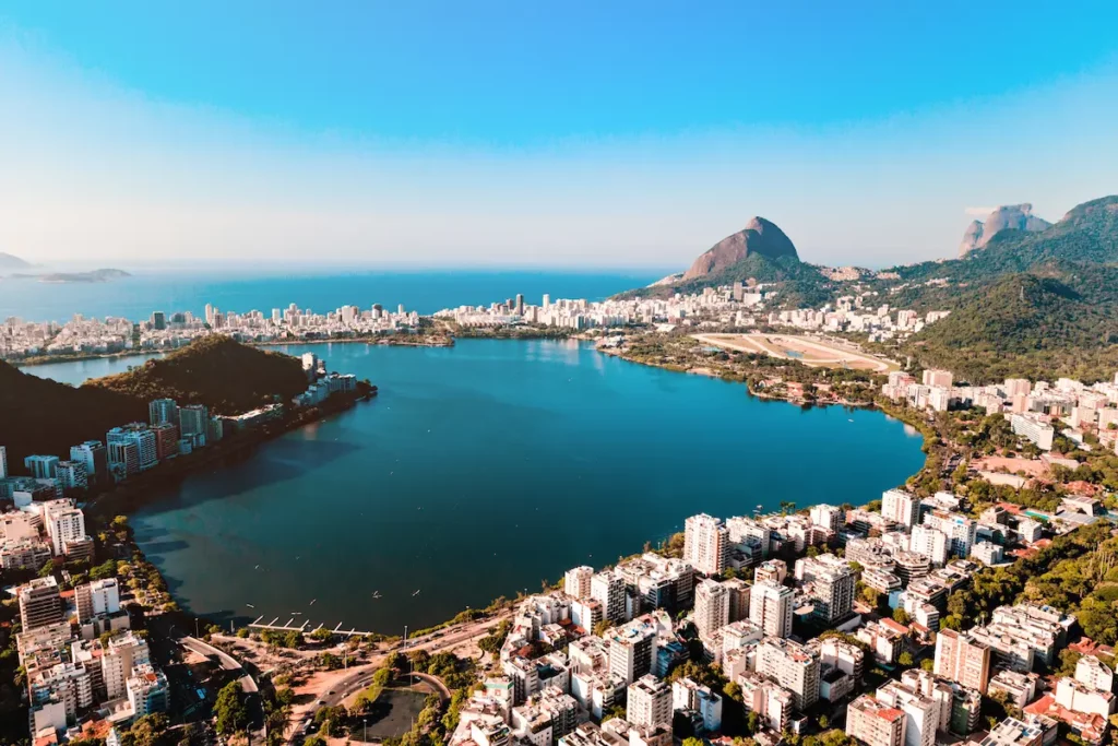 Fotografia aérea da Lago Rodrigo de Freitas. Um ótimo passeio de domingo para fazer com a família no Rio de Janeiro.