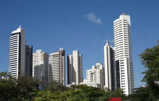 Fotografia de prédios altos em Goiânia.