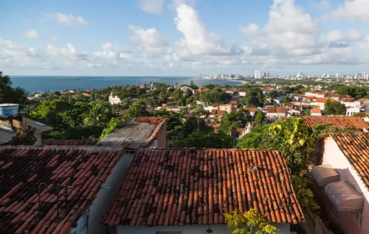 Foto que ilustra matérias sobre melhores cidades de Pernambuco mostra uma vista da cidade Olinda do alto, no Centro histórico (Foto: Bruno Lima|MTur)