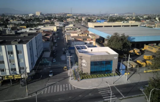 Foto que ilustra matéria sobre onde fica Mesquita mostra a cidade vista do alto, com destaque para o centro de operações da prefeitura em primeiro plano (Foto - Prefeitura Municipal de Mesquita)