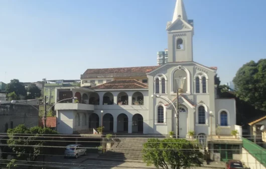 Foto que ilustra matéria sobre onde fica Nilópolis mostra a igreja matriz da cidade (Crédito: Wikimedia Commons)