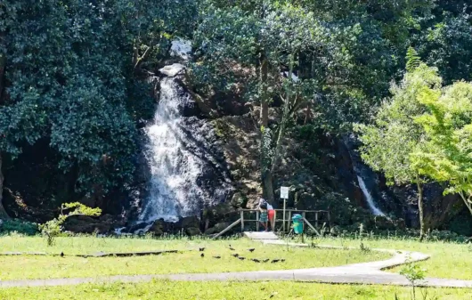Foto que ilustra matéria sobre trilhas em Salvador mostra uma das cachoeiras do Parque São Bartolomeu (Crédito: Wikimedia Commons)