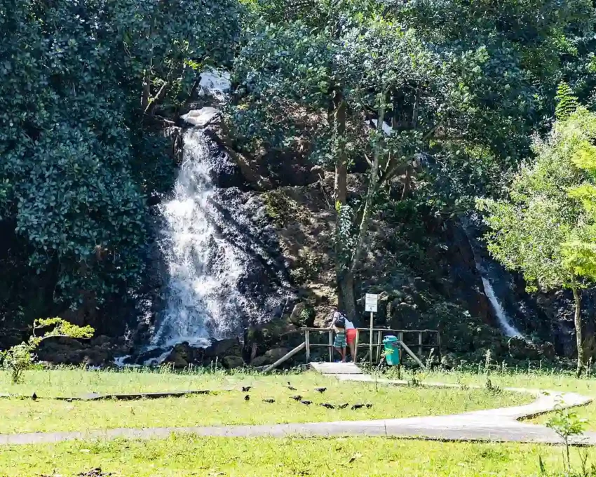 Foto que ilustra matéria sobre trilhas em Salvador mostra uma das cachoeiras do Parque São Bartolomeu (Crédito: Wikimedia Commons)