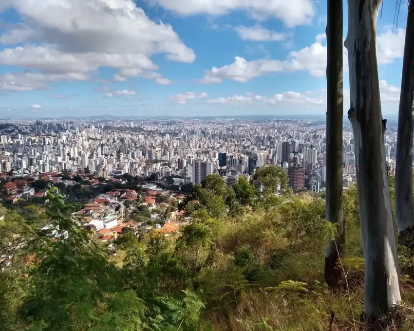 Foto que ilustra matéria sobre trilhas em BH mostra a vista da cidade do alto do Mirante da Mata no Parque das Mangabeiras (Foto: Getty Images)