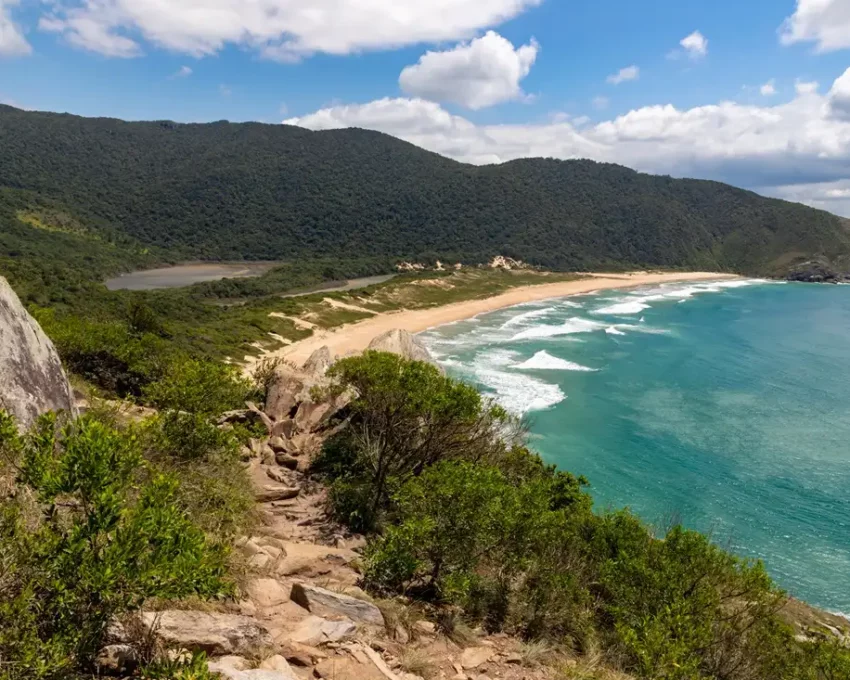 Foto que ilustra matéria sobre Trilhas em Florianópolis mostra a trilha que leva a Praia Lagoinha do Leste (Foto: Getty Images)