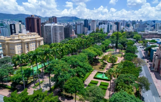 Imagem da vista aérea da Praça da Liberdade, localizada na capital de Minas Gerais, para ilustrar matéria sobre bairros bons e baratos para morar em BH