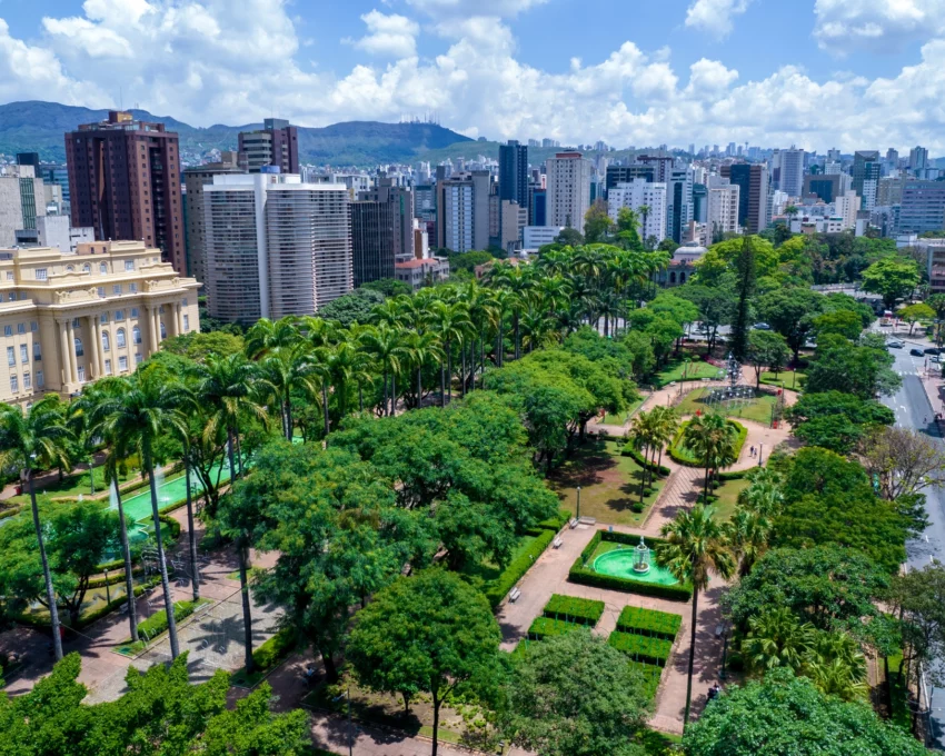 Imagem da vista aérea da Praça da Liberdade, localizada na capital de Minas Gerais, para ilustrar matéria sobre bairros bons e baratos para morar em BH