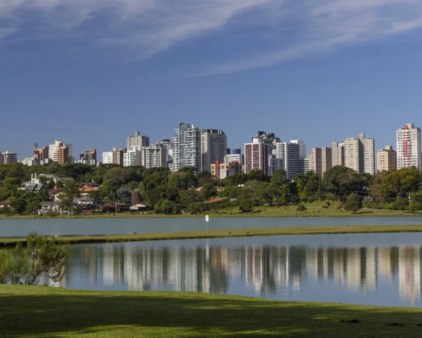 Imagem que ilustra matéria sobre os bairros bons e baratos para morar em Curitiba mostra parte do Parque Barigui, também na capital do Paraná