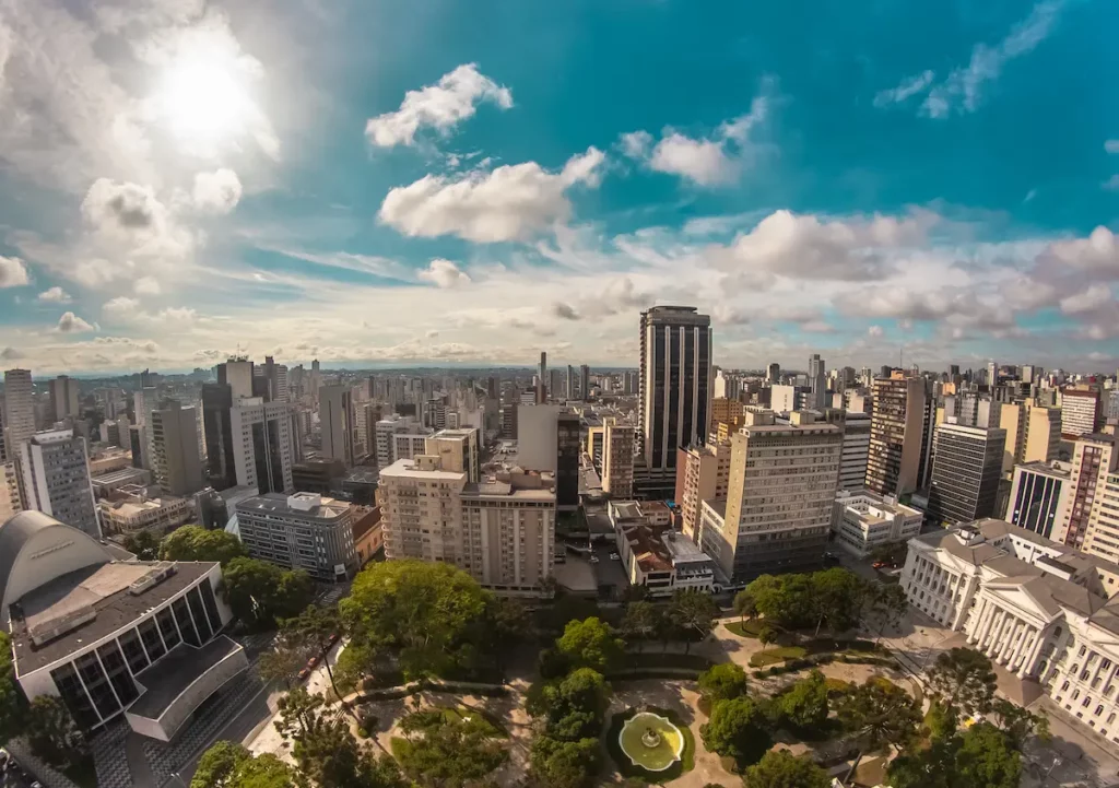 Fotografia aérea de Curitiba. Uma das cidades mais ricas do Brasil.
