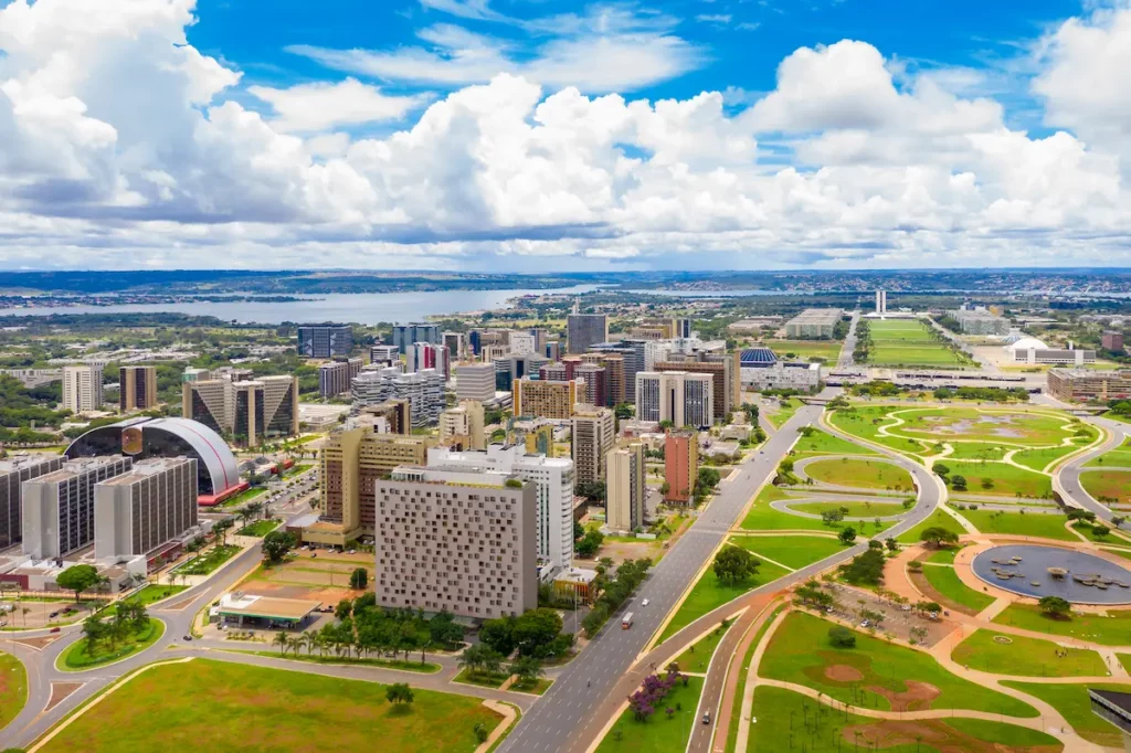 Fotografia aérea de Brasília. Uma das cidades mais ricas do Brasil.