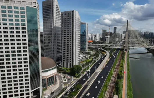 Fotografia aérea de uma avenida em São Paulo. A cidade mais rica do Brasil.
