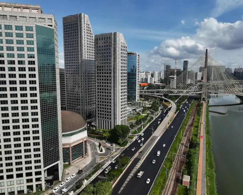 Fotografia aérea de uma avenida em São Paulo. A cidade mais rica do Brasil.