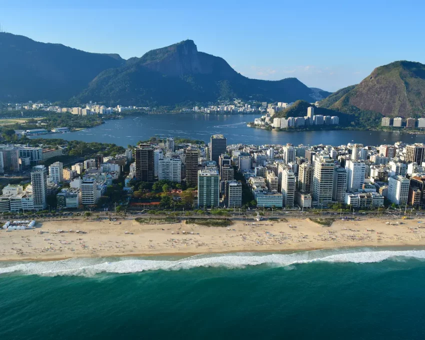 Fotografia aérea da Lagoa Rodrigo de Freitas, com trecho de Ipanema, no Rio de Janeiro.