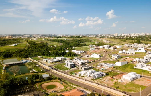 Imagem aérea de pequena cidade com prédios, casas e poucas árvores para ilustrar matéria sobre melhores cidades pequenas para se viver no Brasil