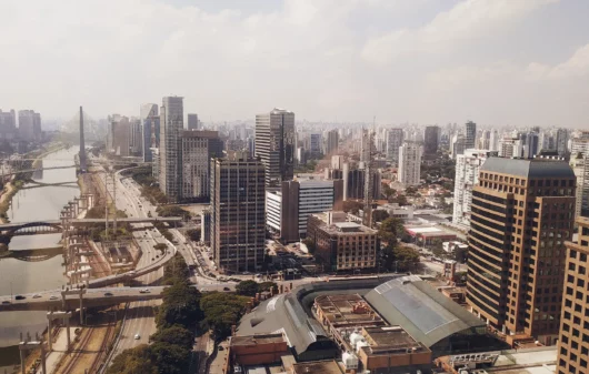 Imagem da vista aérea de São Paulo durante o dia para ilustrar matéria sobre as zonas de SP