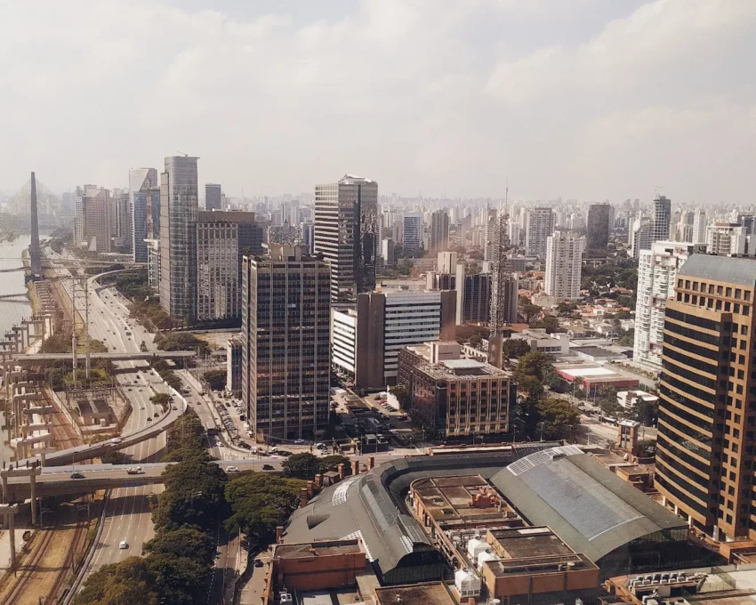 Imagem da vista aérea de São Paulo durante o dia para ilustrar matéria sobre as zonas de SP