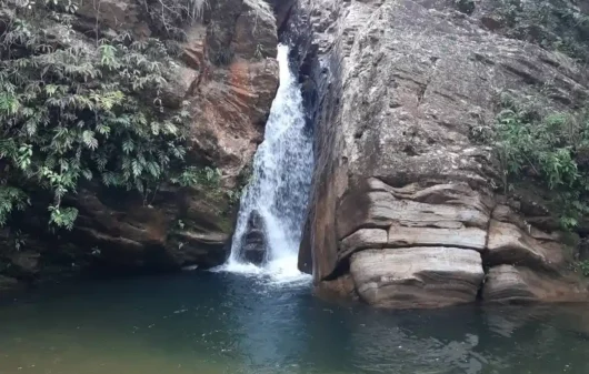 Foto que ilustra matéria sobre cachoeiras em BH mostra a cachoeira da Carranca, localizada em Acuruí (Foto: Raphael Crespo)