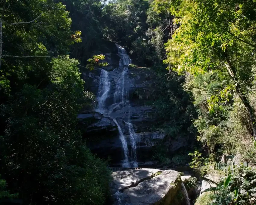 Foto que ilustra matéria sobre Cachoeiras no Rio de Janeiro mostra uma das cachoeiras da Floresta da Tijuca (Foto: Luciola Vilella | MTur)