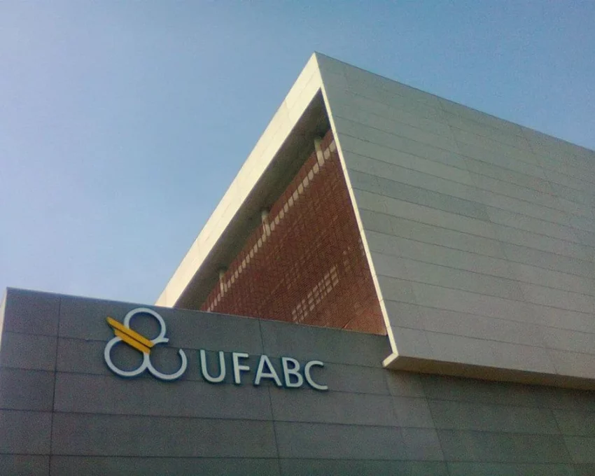 Foto que ilustra matéria sobre faculdades no ABC mostra detalhe da fachada da Universidade Federal do ABC (Foto: Facebook da Universidade Federal do ABC)