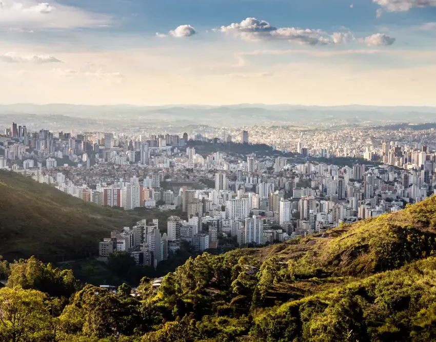 Foto que ilustra matéria sobre a Região Metropolitana de BH mostra a cidade de Belo Horizonte vista do alto (Foto: Shutterstock)