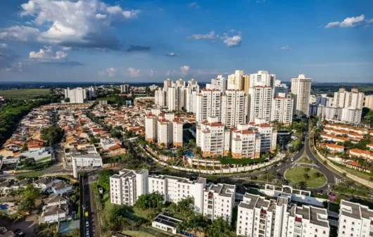 Foto que ilustra matéria sobre a Região Metropolitana de Campinas mostra a cidade de Campinas vista do alto em um dia claro de céu azul com poucas nuvens (Foto: Shutterstock)