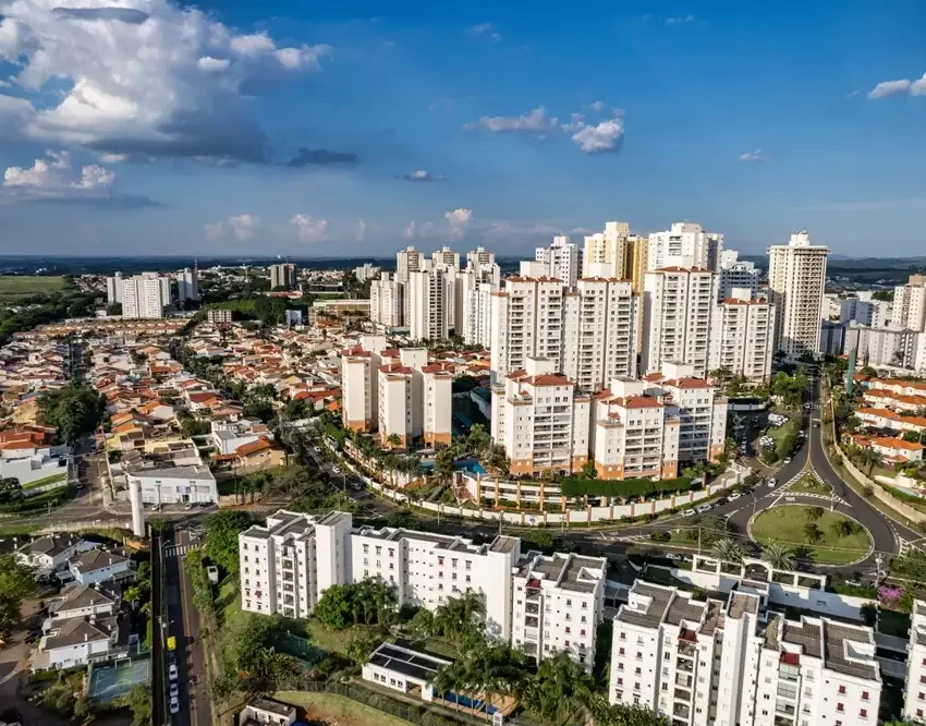 Foto que ilustra matéria sobre a Região Metropolitana de Campinas mostra a cidade de Campinas vista do alto em um dia claro de céu azul com poucas nuvens (Foto: Shutterstock)