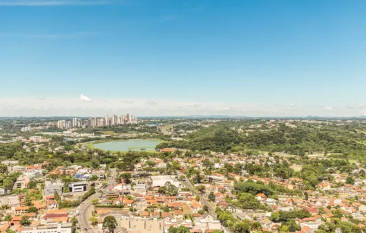 Foto que ilustra matéria sobre a Região Metropolitana de Curitiba mostra uma vista panorâmica do alto da Capital Paranaense (Foto: Shutterstock)