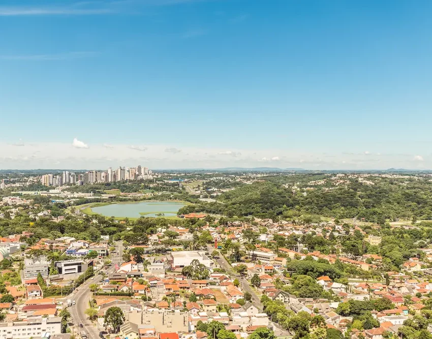 Foto que ilustra matéria sobre a Região Metropolitana de Curitiba mostra uma vista panorâmica do alto da Capital Paranaense (Foto: Shutterstock)
