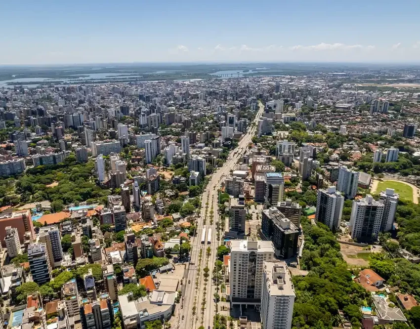Foto que ilustra matéria sobre a Região Metropolitana de Porto Alegre mostra a Capital Gaúcha vista do alto (Foto: Shutterstock)