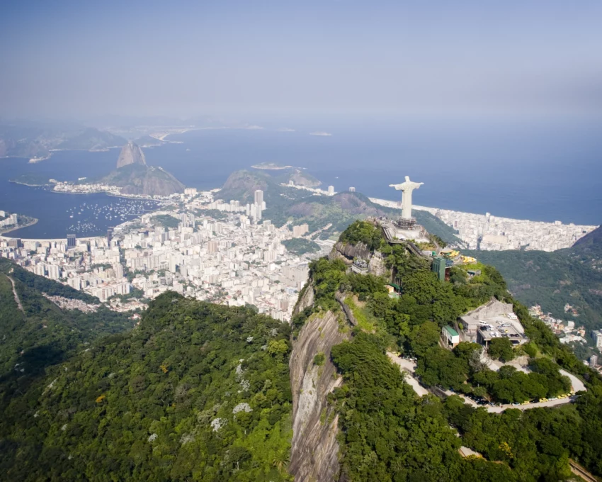 Vista aérea do Rio de Janeiro mostra o Cristo Redentor para ilustrar matéria sobre os bairros nobres do RJ