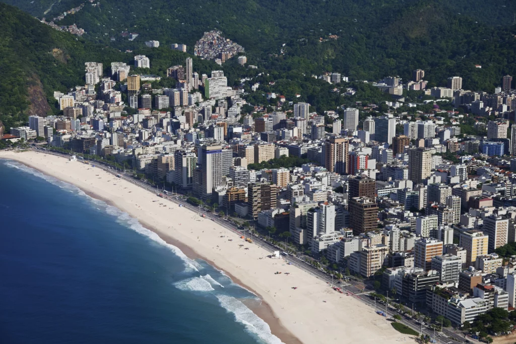 Imagem aérea da praia do Leblon mostrar o mar, faixa de areia e prédios para ilustrar matéria sobre os bairros nobres do RJ