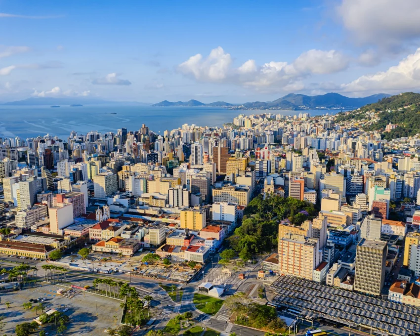 Vista áerea da paisagem urbana de Florianópolis, capital de Santa Catarina, para ilustrar matéria sobre as capitais mais seguras do Brasil