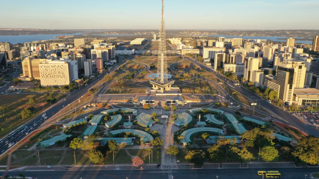 Imagem aérea da vista de Brasília mostra a Torre TV e prédios ao fundo para ilustrar matéria sobre as capitais mais seguras do Brasil