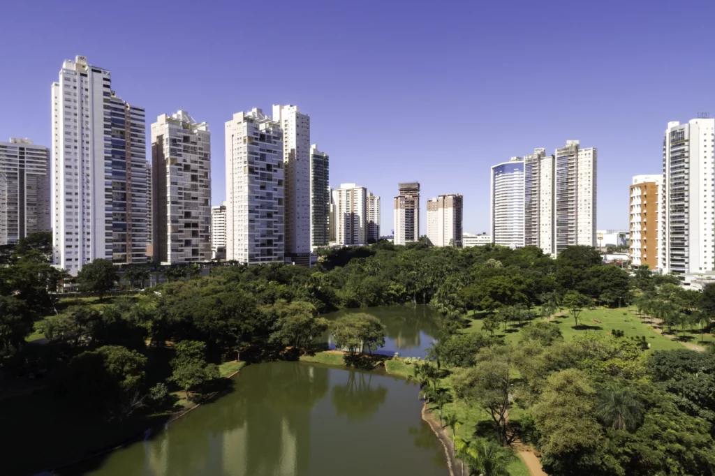 Imagem da vista aérea de Goiânia mostra o parque Flamboyant para ilustrar matéria sobre as capitais mais seguras do Brasil