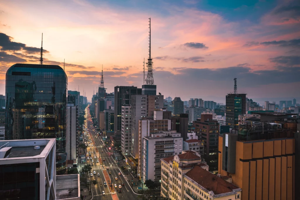 Vista aérea da cidade de São Paulo ao entardecer mostrar prédios e ao redor da Avenida Paulista para ilustrar matéria sobre as capitais mais seguras do Brasil