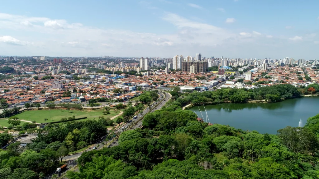 Vista da Lagoa do Taquaral, em Campinas, mostra prédios e uma das áreas verdes da cidade para ilustrar matéria sobre as cidades próximas a SP para morar