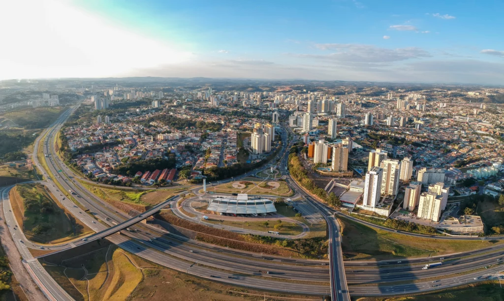 Imagem aérea de Jundiaí, em São Paulo, mostra prédios do município para ilustrar matéria sobre as cidades próximas a SP para morar