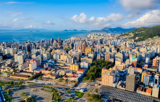 Fotografia aérea da cidade de Florianópolis, em Santa Catarina.