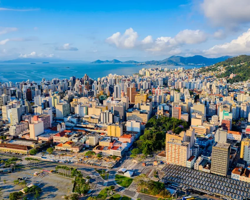 Fotografia aérea da cidade de Florianópolis, em Santa Catarina.