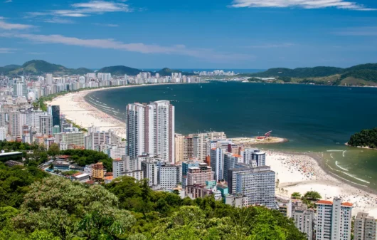 Fotografia aérea do litoral de Santos.
