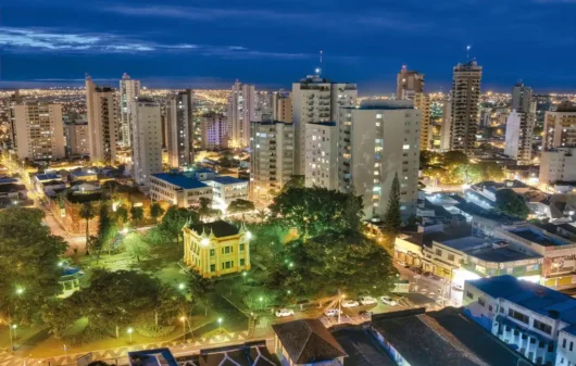 Foto que ilustra matéria sobre Custo de vida em Uberlândia mostra a cidade do Triângulo Mineiro vista do alto à noite (Foto: Portal da Predfeitura de Uberlândia)