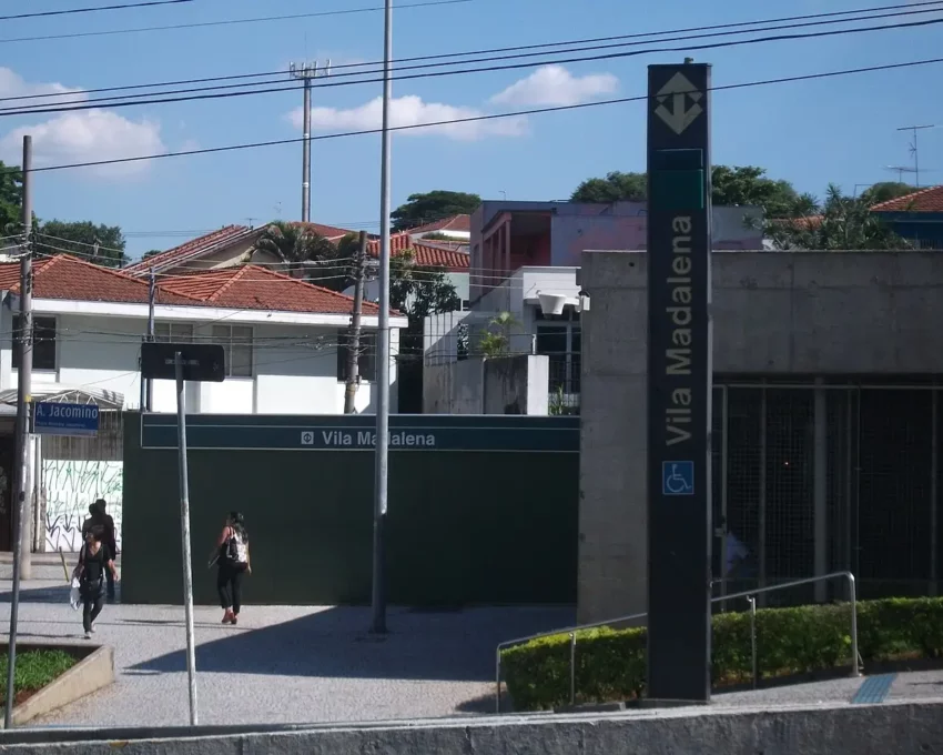 Foto mostra a entrada da estação Vila Madalena (Foto: Wikimedia Commons)